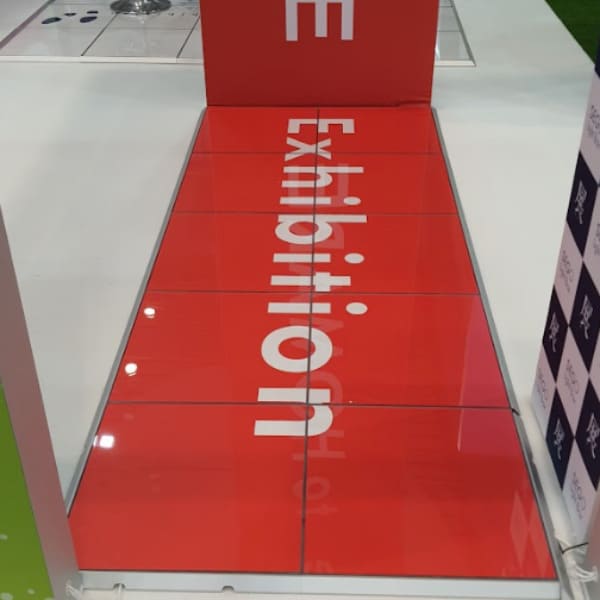 フロリア(Flooréa)デザインフロアパネル|展示会ブースの床装飾・ポータブルステージ