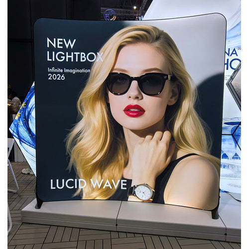 ルーシッド(Lucid)ウェーブの曲線型大型バックパネルにサングラスの女性モデルを配置した展示会での設置例|誉展示会