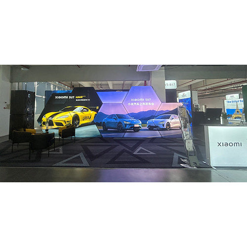 ルーシッド（Lucid）プリズマシリーズの幾何学型バックパネルを使った自動車展示ブースの設置例｜誉展示会