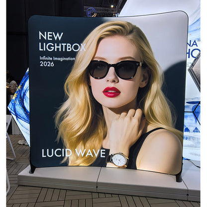 ルーシッド（Lucid）ウェーブの曲線型大型バックパネルにサングラスの女性モデルを配置した展示会での設置例｜誉展示会